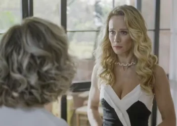 Berta (Elaine Giardini) confronta Isis (Mariana Ximenes) em Mania de Você (Foto: Divulgação/TV Globo)