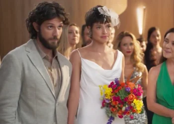Mavi (Chay Suede) e Luma (Agatha Moreira) em cena de Mania de Você (Foto: Reprodução/TV Globo)