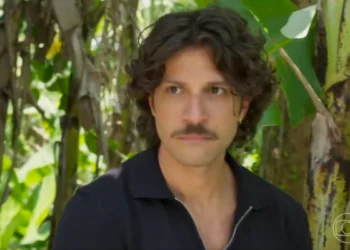 Chay Suede (Mavi) em cena de Mania de Você (Foto: Reprodução/TV Globo)