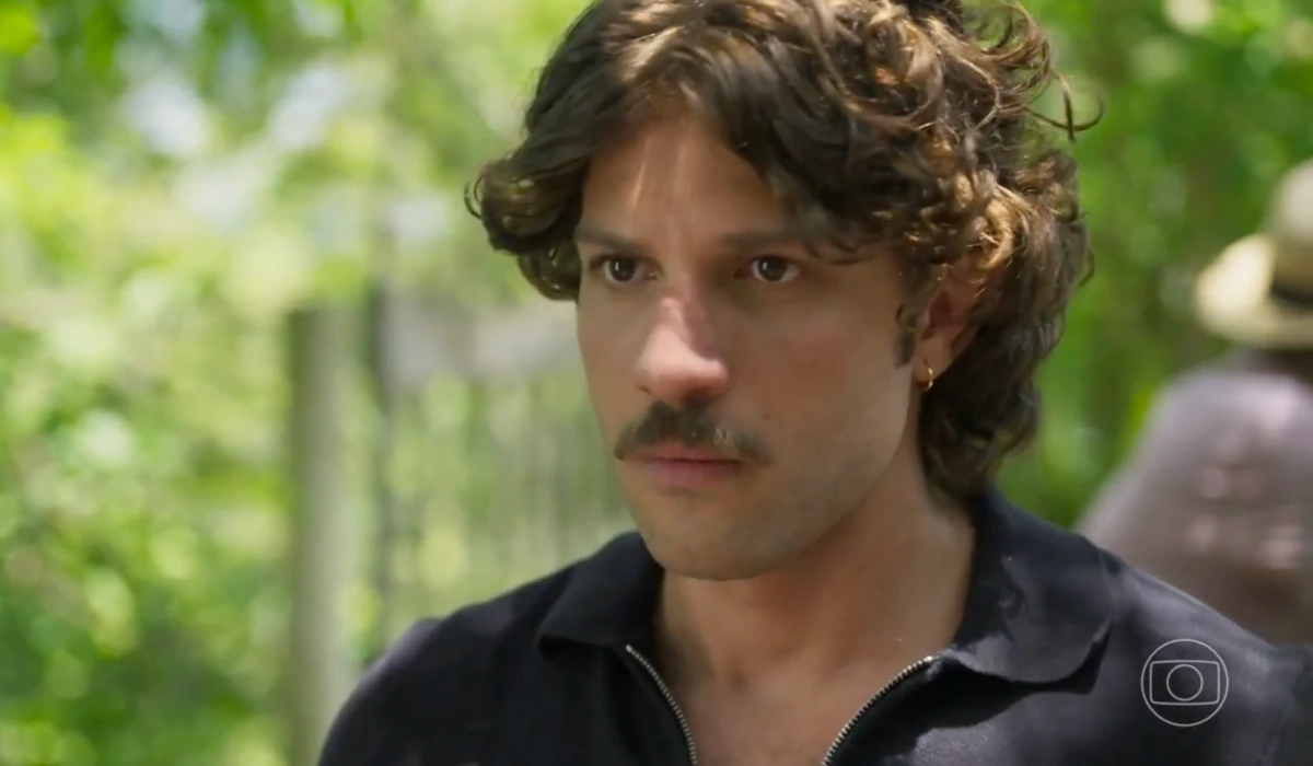 Mavi (Chay Suede) em cena de Mania de Você (Foto: Reprodução/TV Globo)