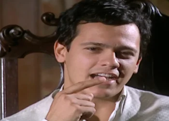 Neco descobre que Gustavinho abandonou a faculdade, gastava todo o dinheiro que Macário enviava em festas e está com outra mulher: “fiquei até com pena”