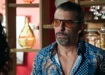 Osmar (Milhem Cortaz) em Volta por Cima (Foto: Reprodução/TV Globo)