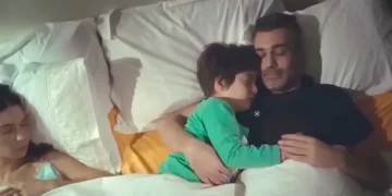 Em cena fofa, Doruk dorme abraçadinho com Sarp e ainda divide a cama com Piril