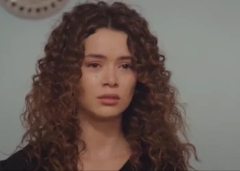 Sirin (Seray Kaya) em cena de Força de Mulher (Foto: Reprodução/Record)