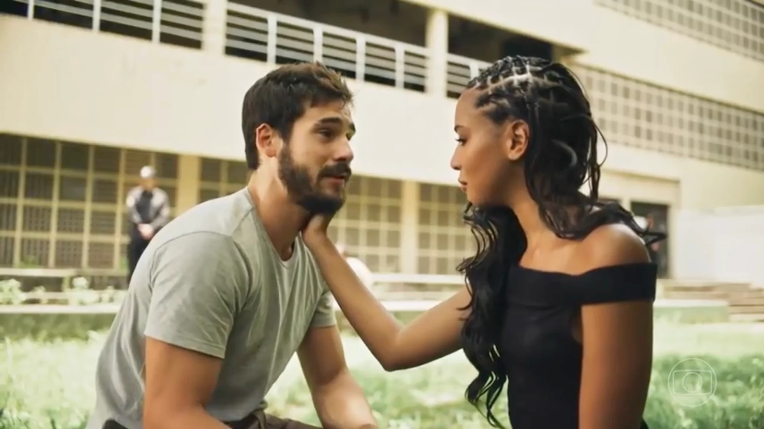 Rudá (Nicolas Prattes) e Viola (Gabz) durante reencontro em Mania de Você (Foto: Reprodução/TV Globo)