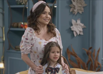 Luiza Tomé (Dalete) e Mel Summers (Anna) em A Caverna Encantada (Foto: Divulgação/SBT)