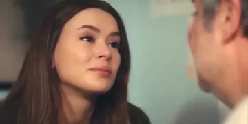 Sirin (à esquerda), com olhar de tristeza, enquanto conversa com Enver em Força de Mulher.