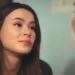 Sirin (à esquerda), com olhar de tristeza, enquanto conversa com Enver em Força de Mulher.