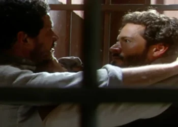 Cabocla: Tobias dribla o delegado, consegue entrar na cela de Desidério e “esmaga” o vilão até ele pedir ajuda: “pelo amor de Deus”