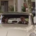 Mauro mantém Celeste trancada dentro do carro