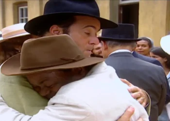 Em despedida emocionante, Boanerges se reconcilia com Nastácio e lhe dá dinheiro: “para você começar sua vida de doutor”