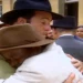 Em despedida emocionante, Boanerges se reconcilia com Nastácio e lhe dá dinheiro: “para você começar sua vida de doutor”