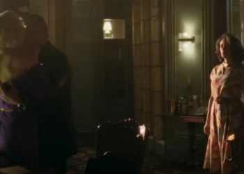 Marlene vê Juliano e Maristela se beijando