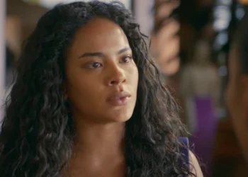 Bella Campos interpreta Maria de Fátima no remake de Vale Tudo (Foto: Reprodução/TV Globo)