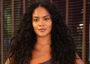 Bella Campos interpreta Maria de Fátima em Vale Tudo (Foto: Fábio Rocha/TV Globo)