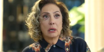 Berta, com expressão de susto, em cena de Mania de Você.