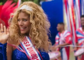 Roxelle é apresentada como musa da escola de samba