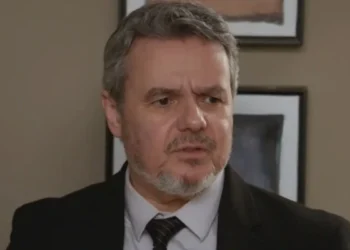 Cássio Gabus Mendes no remake de Elas por Elas (Foto: Reprodução/TV Globo)