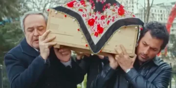 Enver e Arif carregam o caixão de Yeliz em funeral, em Força de Mulher.