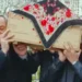 Enver e Arif carregam o caixão de Yeliz em funeral, em Força de Mulher.