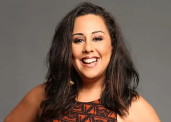 Evelyn Castro sorrindo