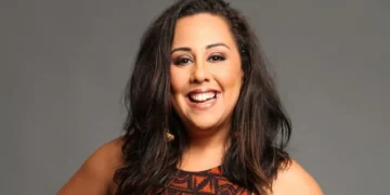 Evelyn Castro sorrindo