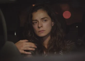 Bahar (Özge Özpirinçci) em Força de Mulher (Foto: Reprodução/Record)