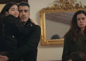 Sarp (Caner Cindoruk) e Bahar (Özge Özpirinçci) em Força de Mulher (Foto: Reprodução/Record)