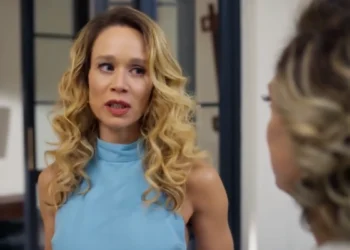 Ísis (Mariana Ximenes) e Berta (Eliane Giardini) em Mania de Você (Foto: Reprodução/TV Globo)