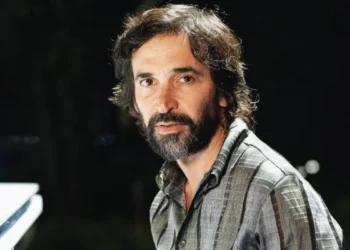 Julio Andrade interpreta Rubinho no remake de Vale Tudo (Foto: Manoella Mello/TV Globo)