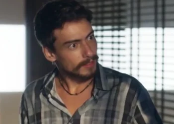 Iberê (Jaffar Bambirra) em Mania de Você (Foto: Reprodução/TV Globo)