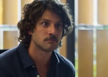 Mavi (Chay Suede) em Mania de Você (Foto: Reprodução/TV Globo)