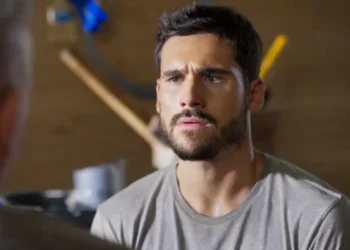 Rudá (Nicolas Prattes) em Mania de Você (Foto: Reprodução/TV Globo)