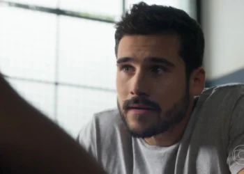 Rudá (Nicolas Prattes) em Mania de Você: vilão está vivo (Foto: Reprodução/TV Globo)