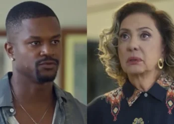 Sirlei (David Júnior) e Berta (Eliane Giardini) em Mania de Você (Foto: Reprodução/TV Globo)