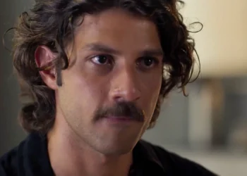 Mavi (Chay Suede) em Mania de Você (Foto: Reprodução/TV Globo)