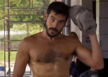 Nicolas Prattes (Rudá) em cena de Mania de Você (Foto: Reprodução/TV Globo)