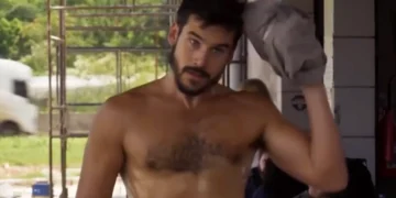 Nicolas Prattes (Rudá) em cena de Mania de Você (Foto: Reprodução/TV Globo)