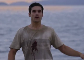 Rudá (Nicolas Prattes) morreu assassinado por Molina (Rodrigo Lombardi) em Mania de Você (Foto: Reprodução/TV Globo)