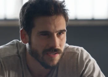 Rudá (Nicolas Prattes) em Mania de Você (Foto: Reprodução/TV Globo)