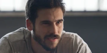 Rudá (Nicolas Prattes) em Mania de Você (Foto: Reprodução/TV Globo)