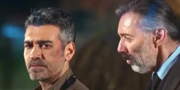 Sarp (à esquerda) de costas para Nezir em cena de Força de Mulher.