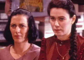 Cinira (Rosane Gofman) e Amorzinho (Lilia Cabral) em Tieta (Foto: Divulgação/TV Globo)