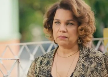 Violeta (Isabel Teixeira) em cena de Volta por Cima (Foto: Reprodução/TV Globo)