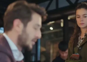 Emre (Ahmet Rifat Şungar) e Idil (Busra İl)