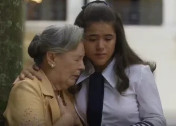 Após muita luta, Arlete descobre que Bia e Isabel são a mesma pessoa, abraça sua neta com toda a emoção e as duas ficam ainda mais unidas