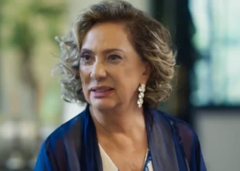 Berta (Eliane Giardini) em Mania de Você (Foto: Reprodução/TV Globo)