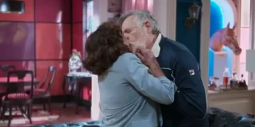 Belisa e Rodolfo se beijam