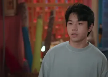 Jin ouve crítica dos pais