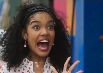 Tati (Bia Santana) assustada